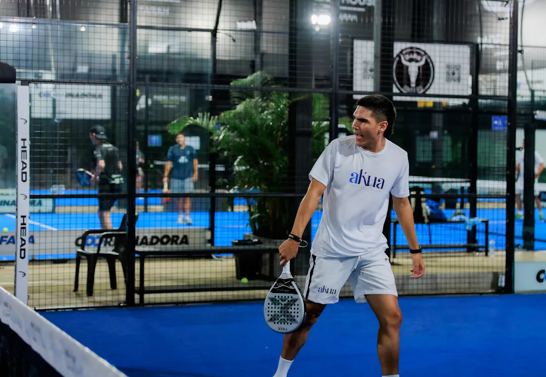Joueurs de padel en plein match lors d'un tournoi homologue