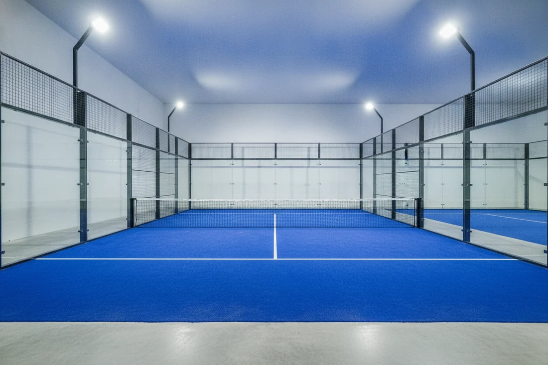 Terrain de padel indoor moderne dans un club