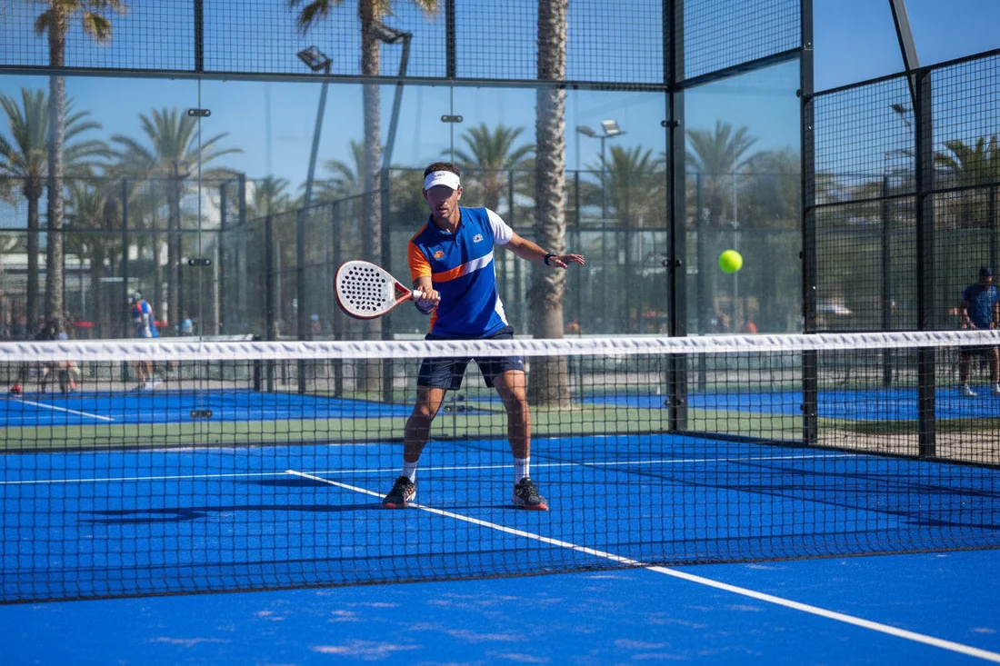 Joueur sur un terrain d'un club de padel