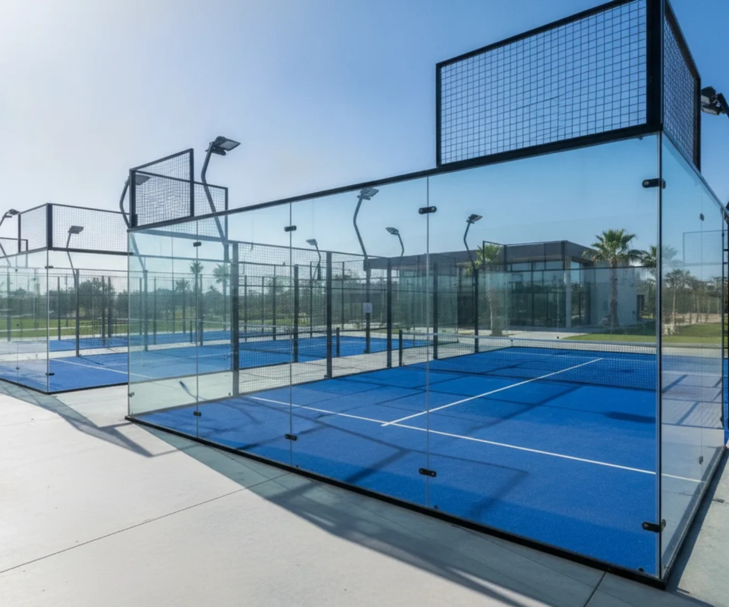 Club de padel moderne avec plusieurs terrains vitres