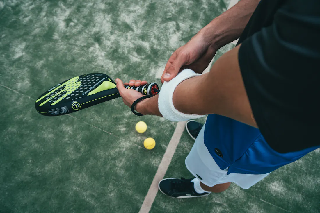 Gros plan d'un joueur de padel, moment propice au feedback du coach