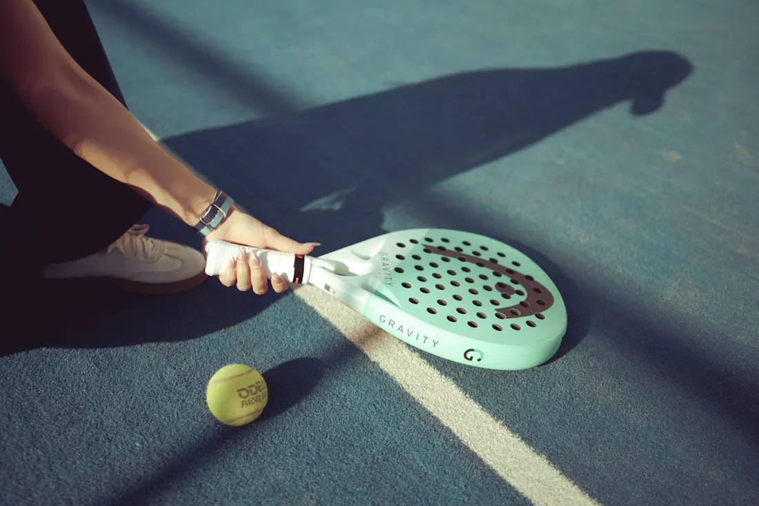 Joueur de padel en action sur le court