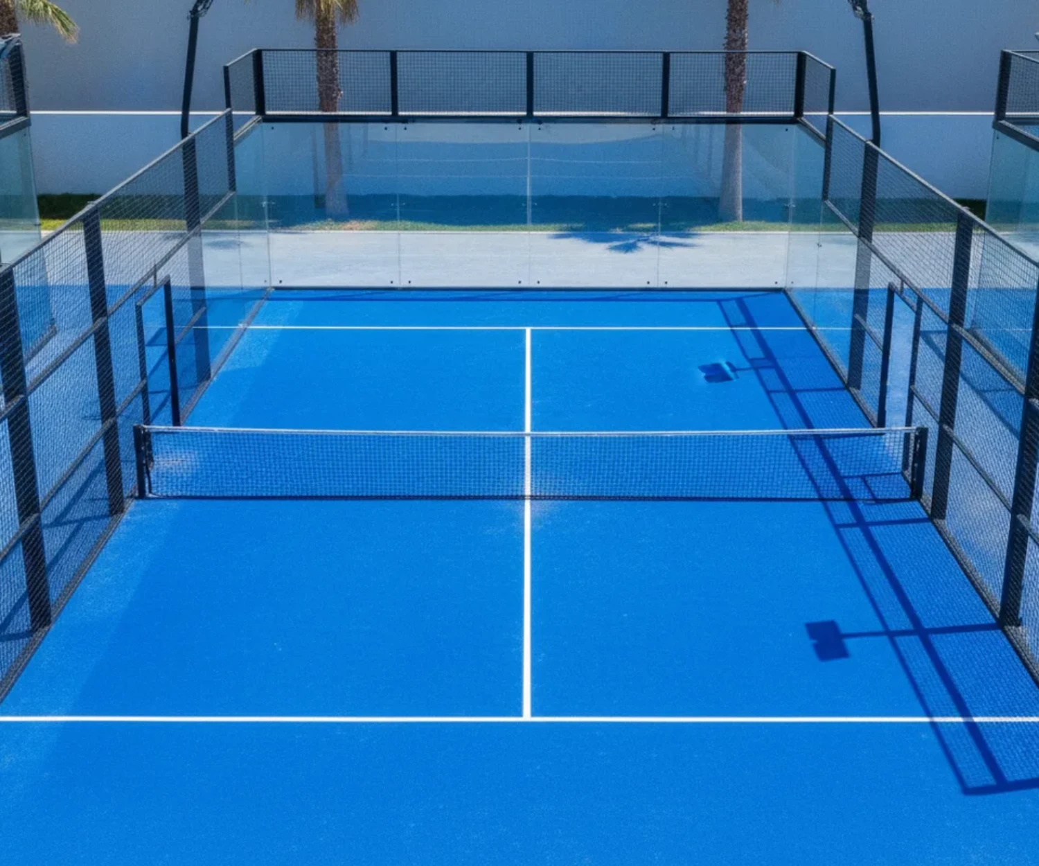 Terrain de padel vide vu en plongee, dimensions officielles