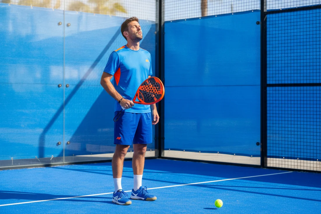 Joueur de padel se concentrant et respirant entre deux points