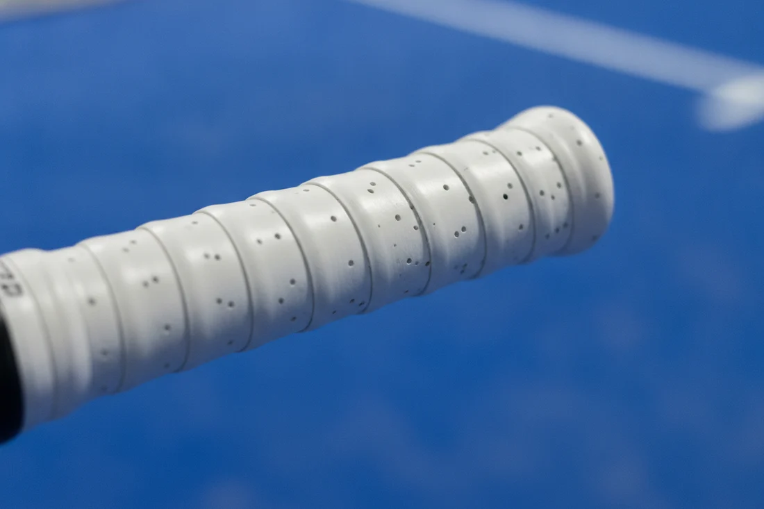 Gros plan d'un surgrip enroule en spirale sur le manche