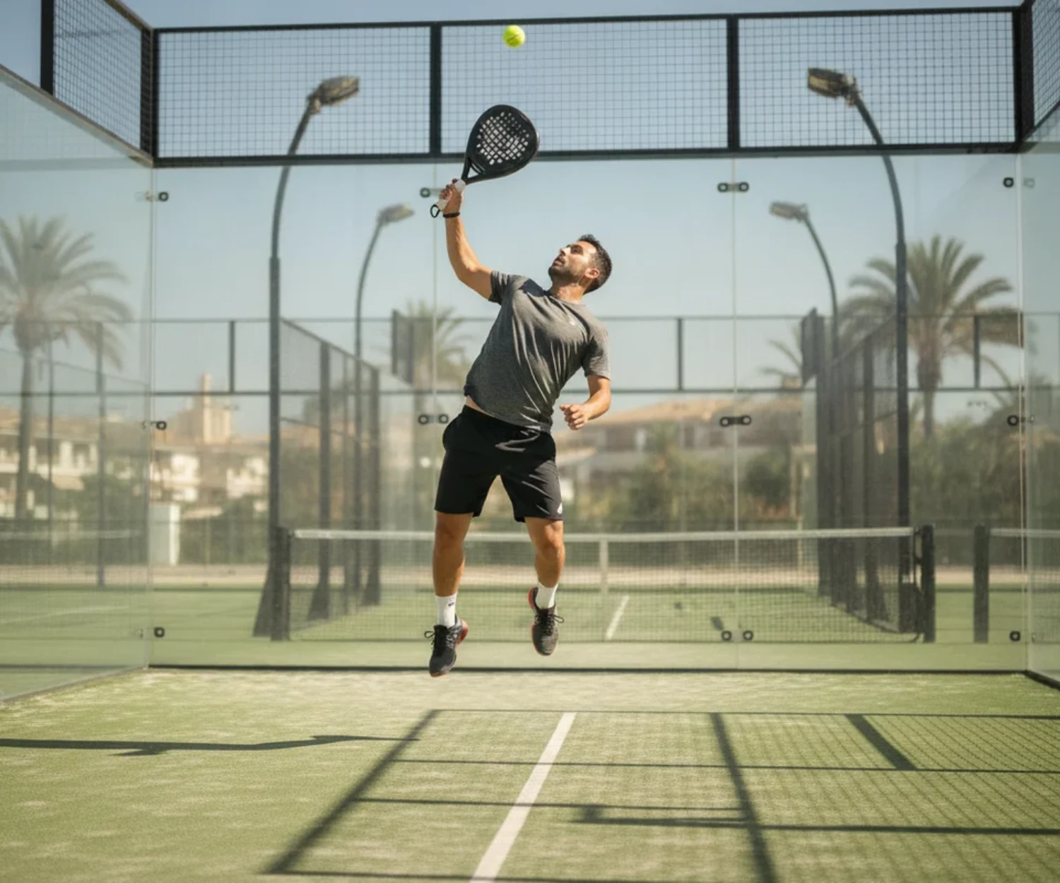 Joueur de padel jouant un lob, court vert, lob au padel