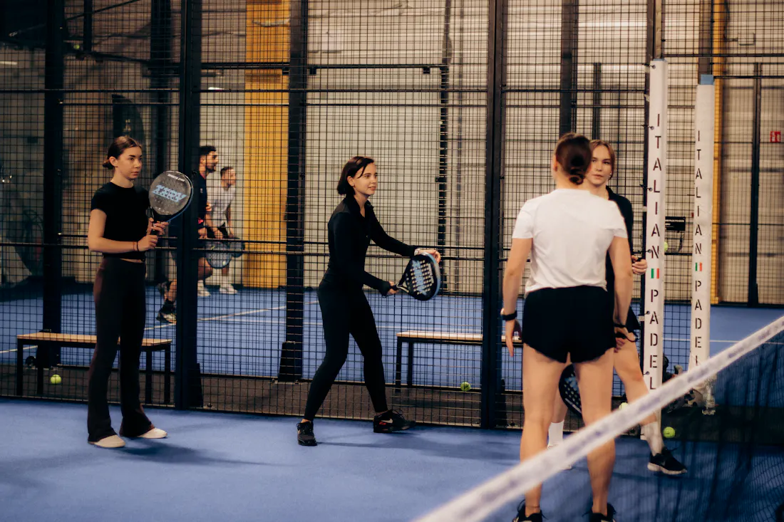 Match de padel en salle pour evaluer son niveau