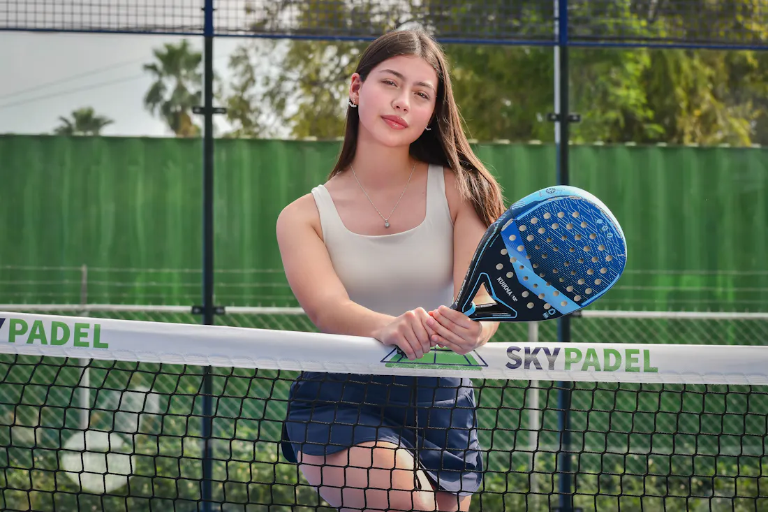 Joueuse de padel confiante, progression du niveau