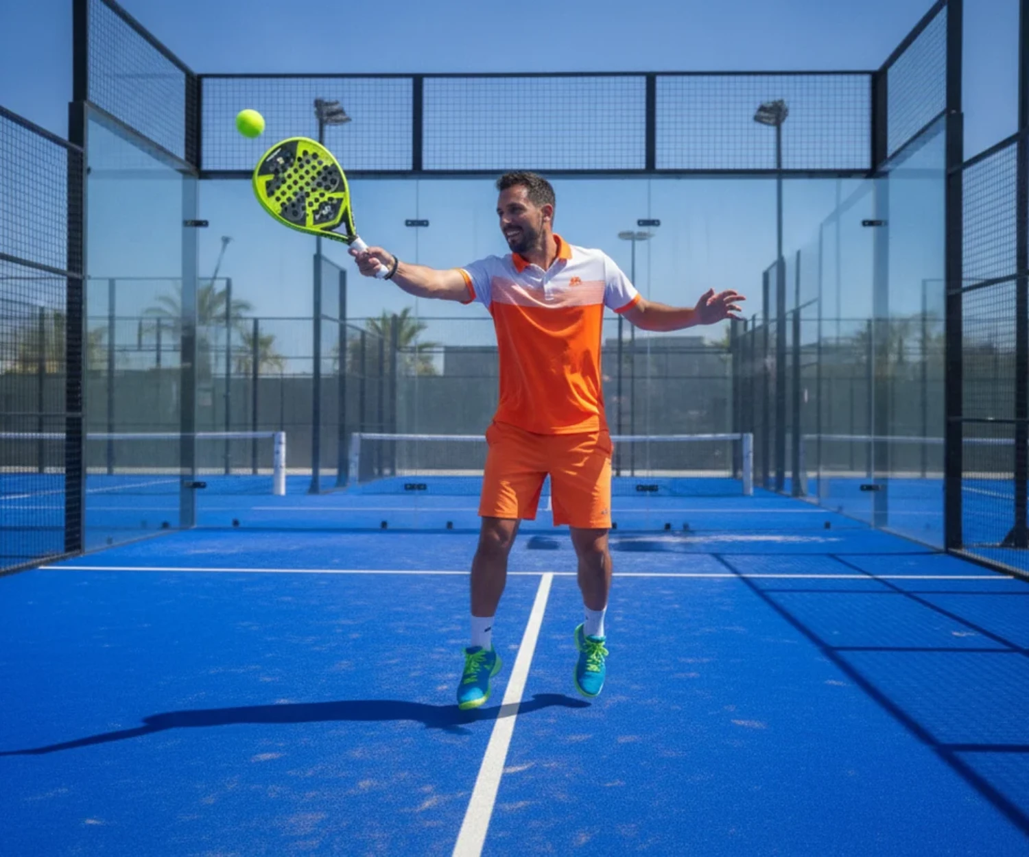 Joueur de padel en action sur un court vitre, decouverte du padel