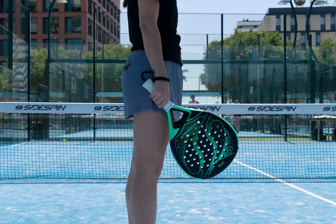 Joueuse de padel en action avec sa raquette