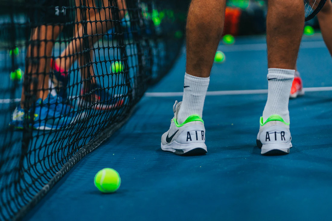 Joueur de padel en action, fautes courantes au padel