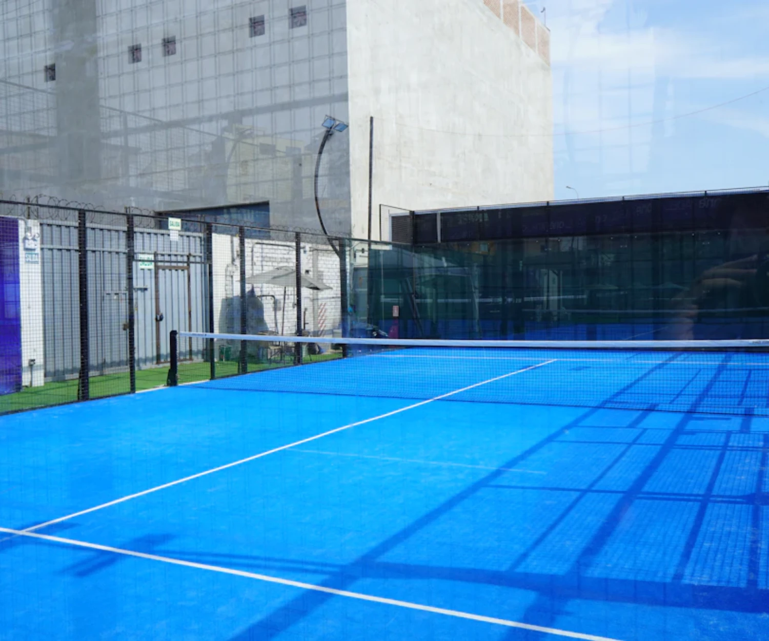 Court de padel bleu vitre et lumineux, regles du padel