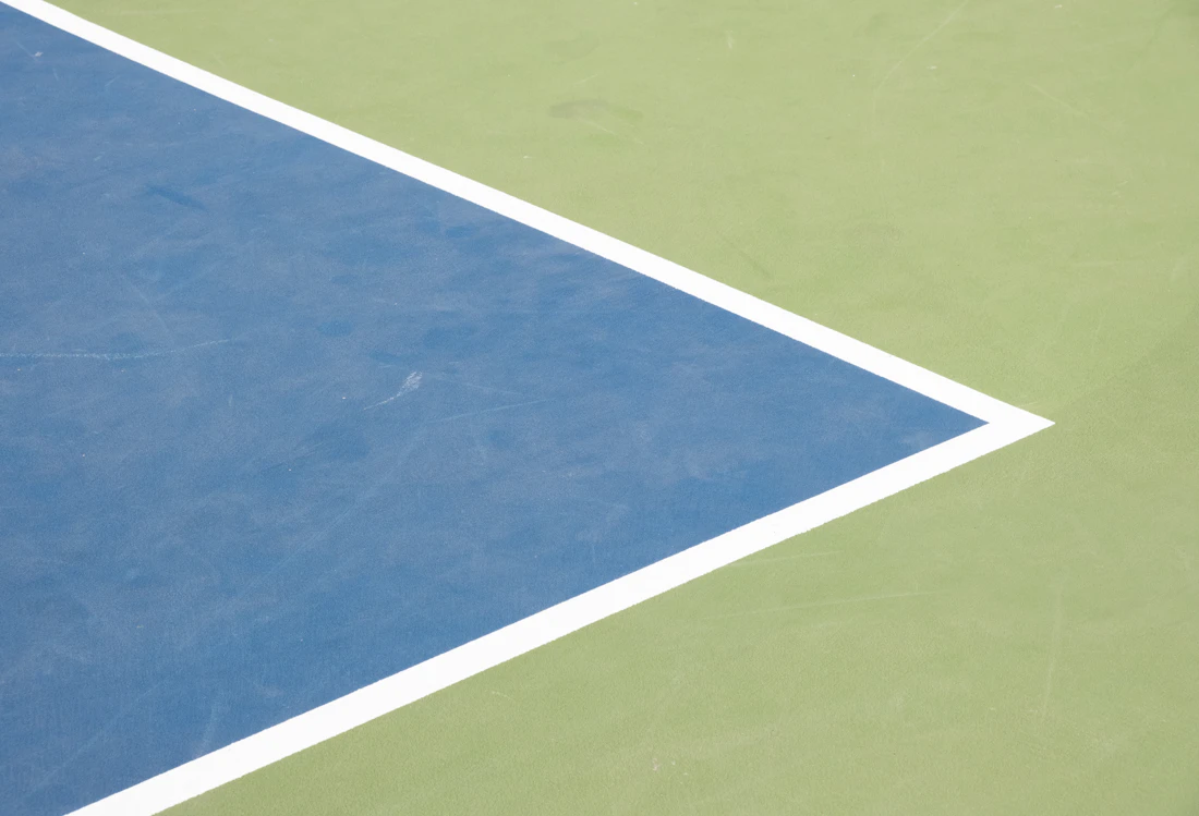 Joueur en plein match, jeu sur les vitres au padel