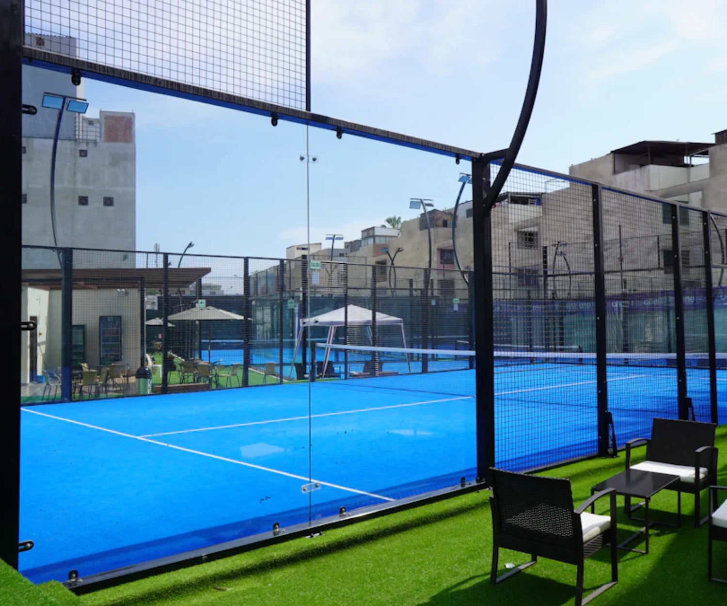 Court de padel bleu vitre, lieu d'un stage de padel