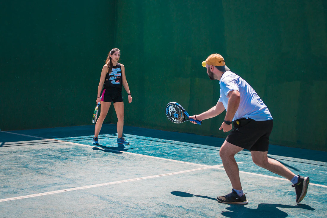Joueuses sur le court pendant un stage de padel