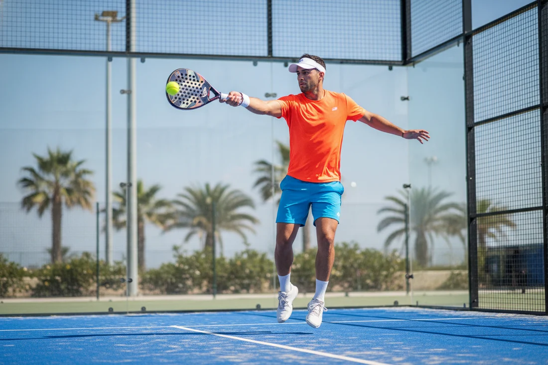 Joueur de padel attaquant en vibora a mi-court