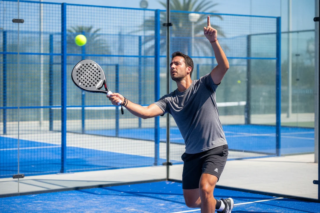 Joueur de padel frappant une vibora sur le cote