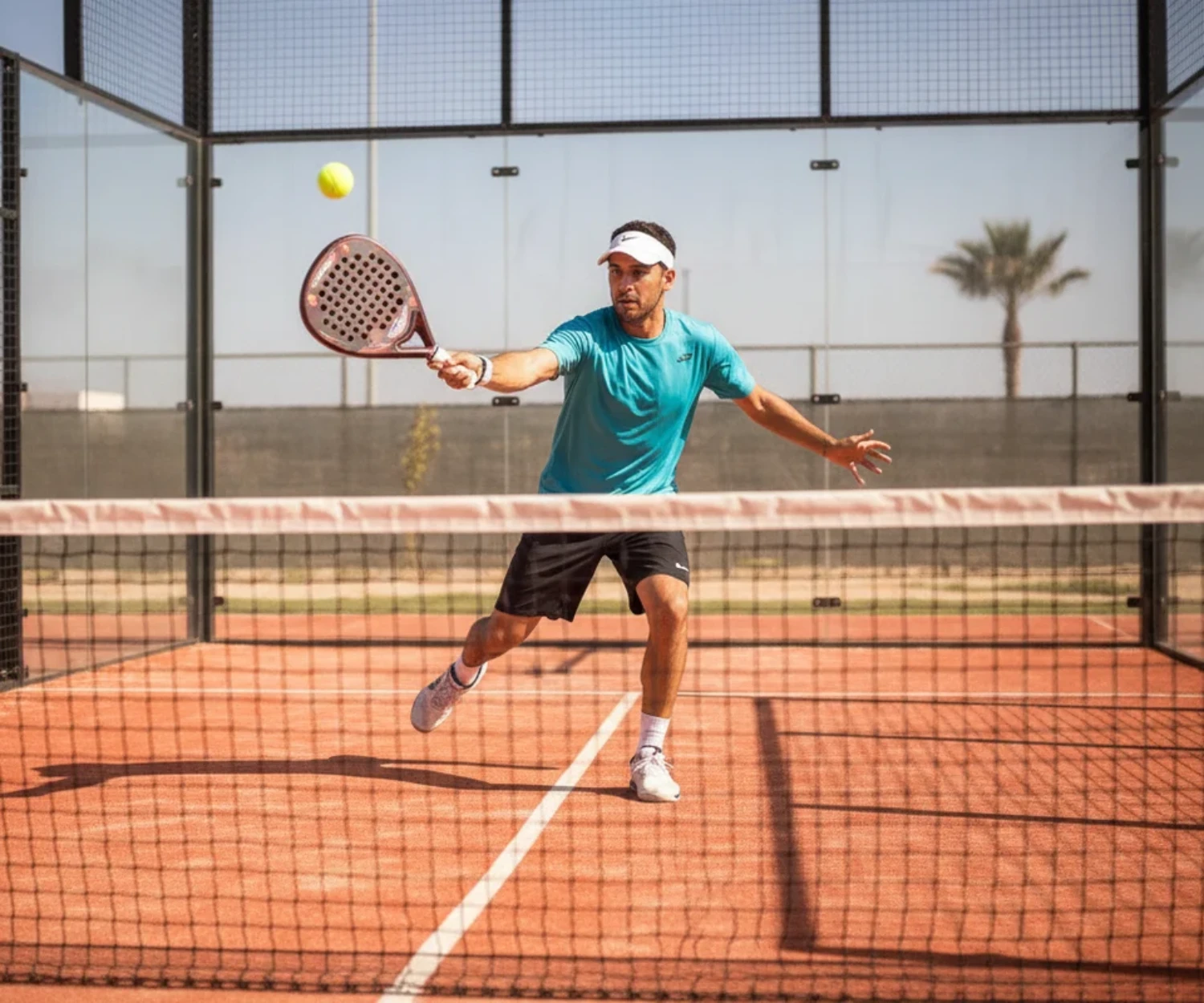 Joueur de padel jouant une volee au filet, court orange, volee au padel