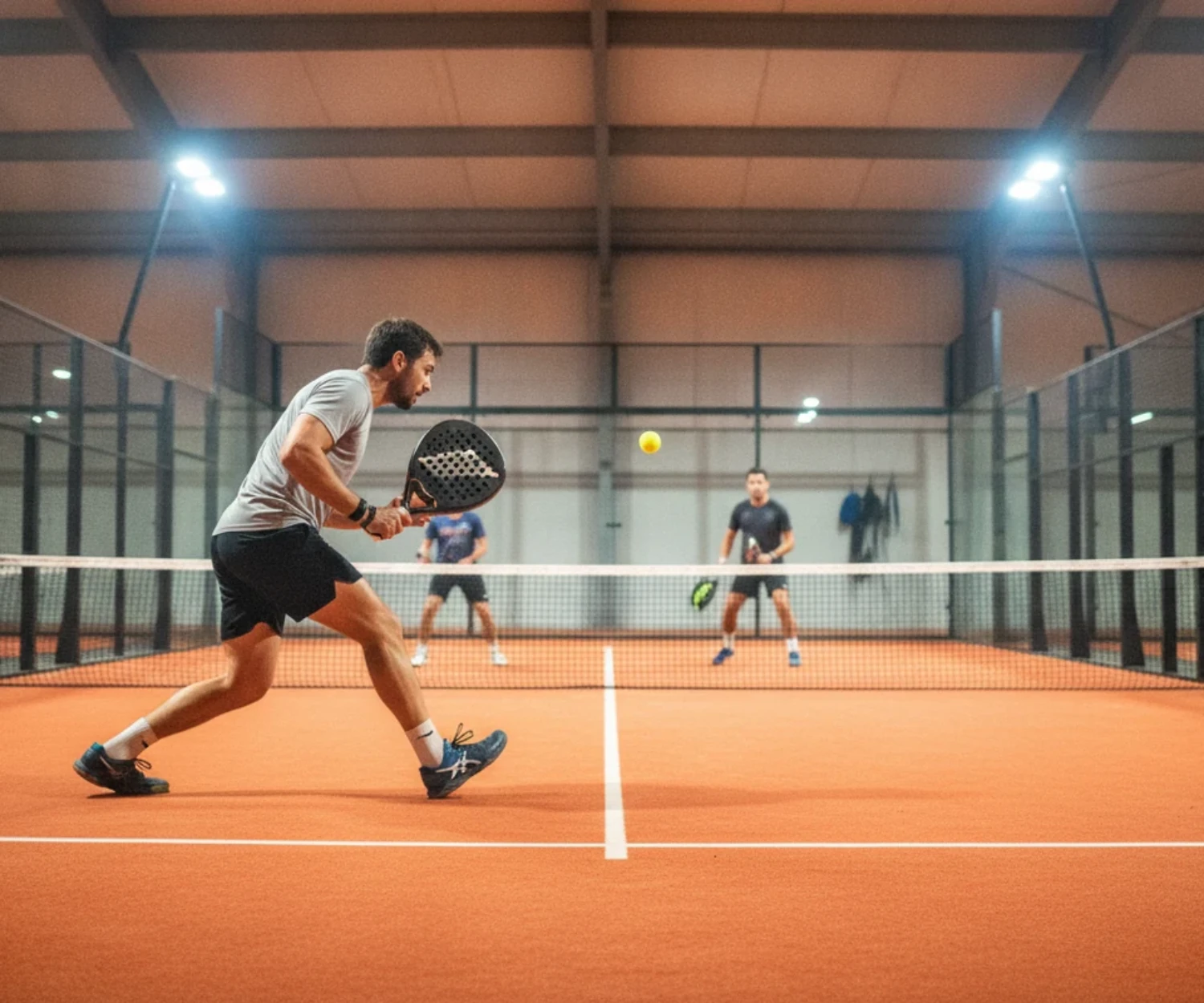 Chaussures de padel ou tennis : appuis et deplacement lors d un match en double sur court indoor orange