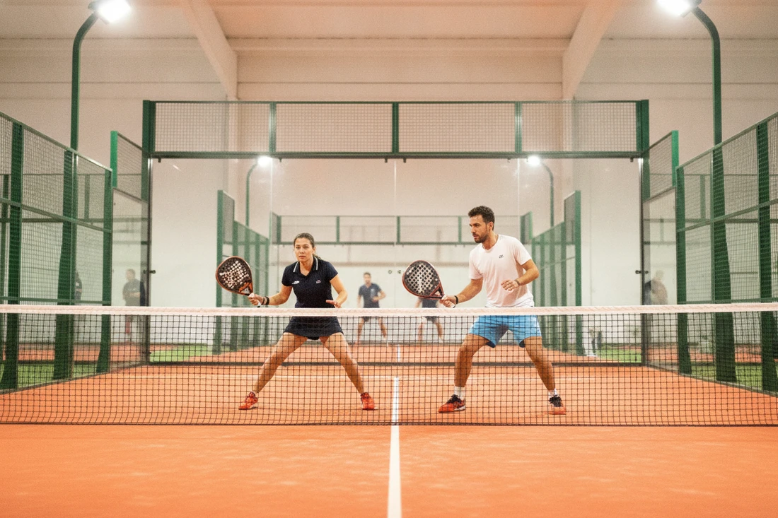 Deux joueurs de padel se placant ensemble sur le court, bon placement