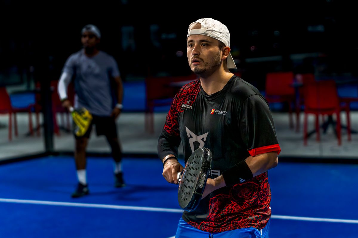 Deux joueurs de padel sur un court, ambiance et communauté du padel