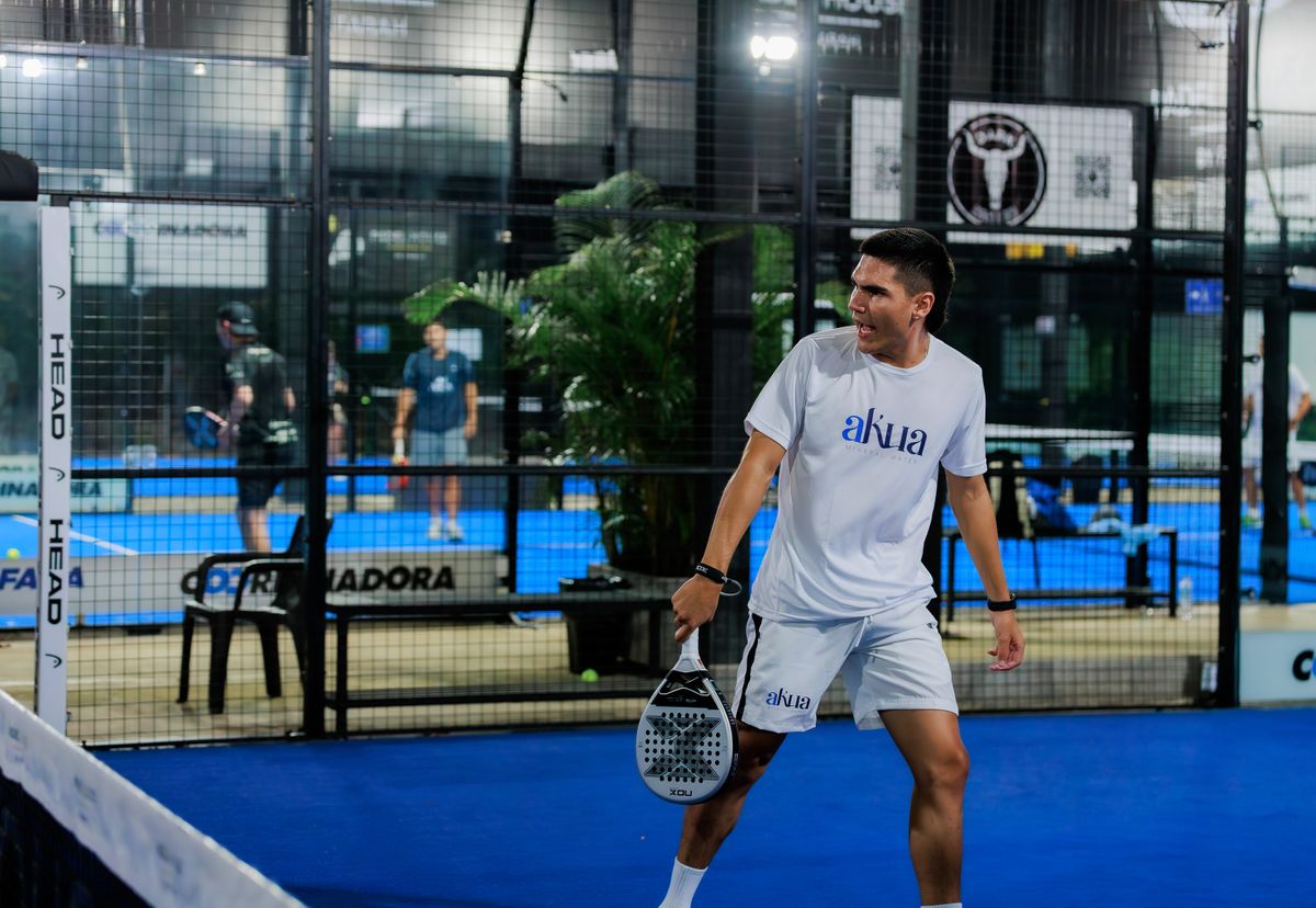 Joueur de padel raquette en main lors d'un échange, vocabulaire des coups