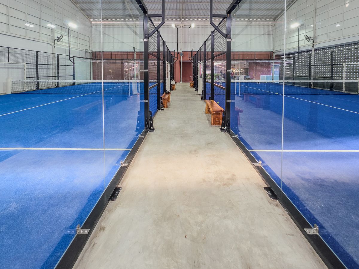 Vue entre deux courts de padel vitrés, vocabulaire du terrain et des vitres