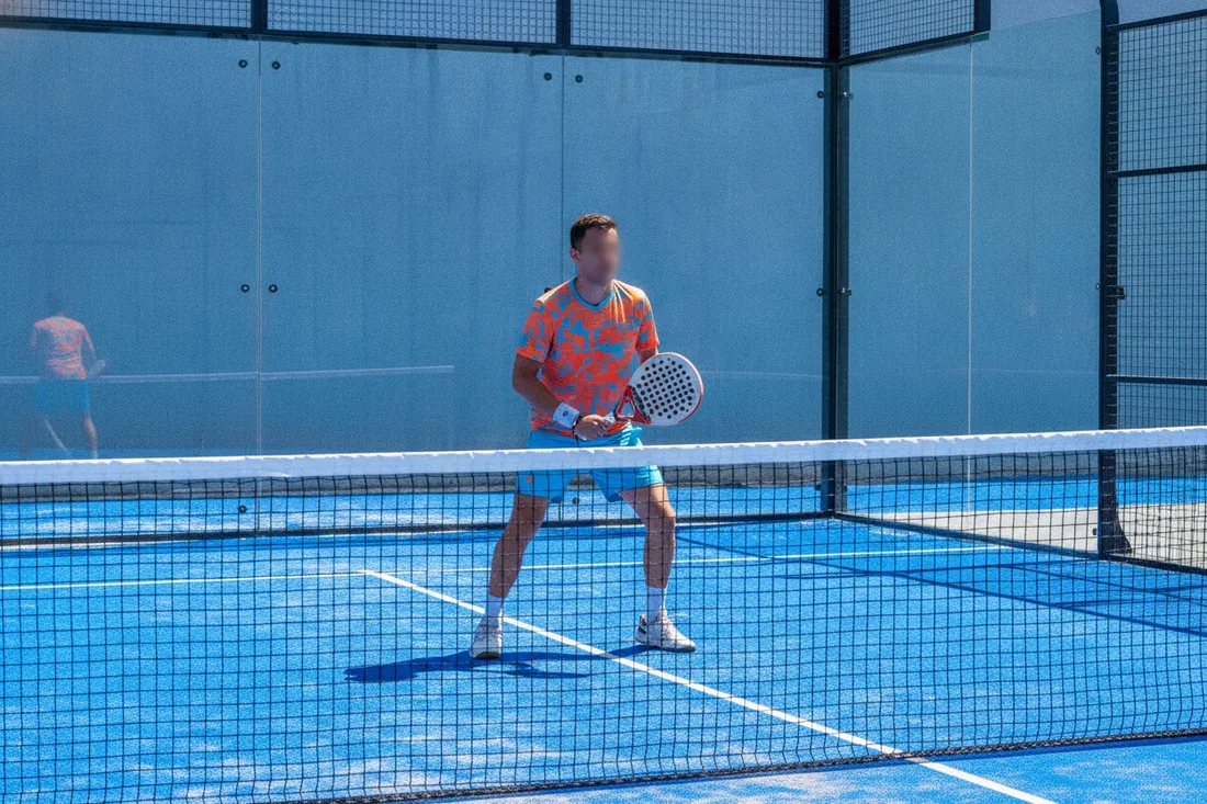 Terrain de padel entouré de parois vitrées, différence de surface avec le pickleball