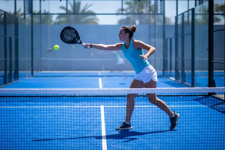 Joueuse de padel réalisant une volée au filet, circuit Premier Padel