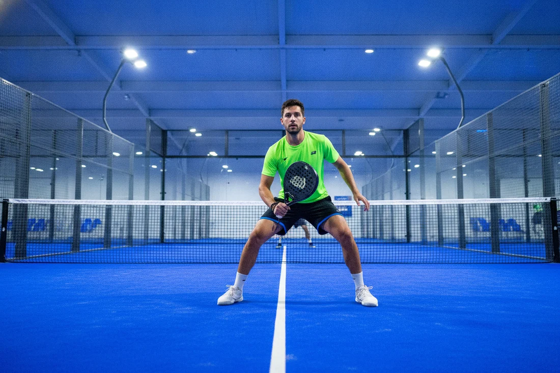 Programme de préparation physique padel, joueur en appuis dynamiques sur le court