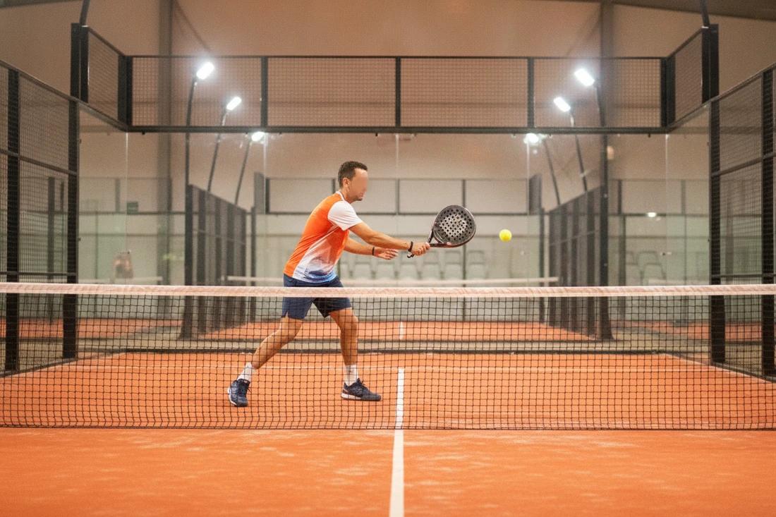 Volée contrôlée avec une raquette de padel stable