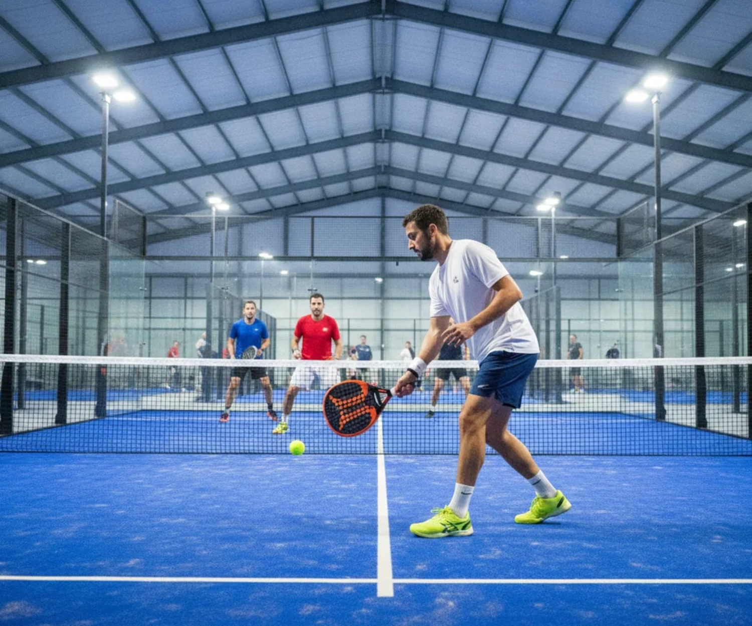 Twistweight au padel : volee stable au filet lors d un match en double en salle indoor sur court bleu