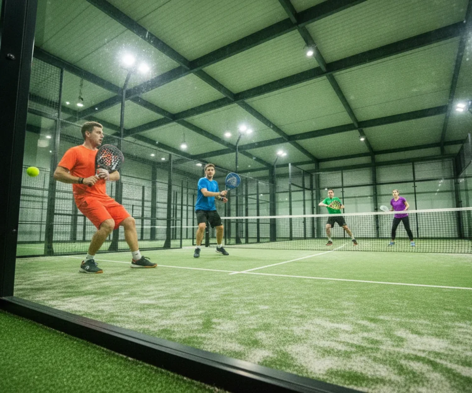Erreur de débutant au padel : joueur collé à la vitre du fond et en retard sur la sortie de vitre