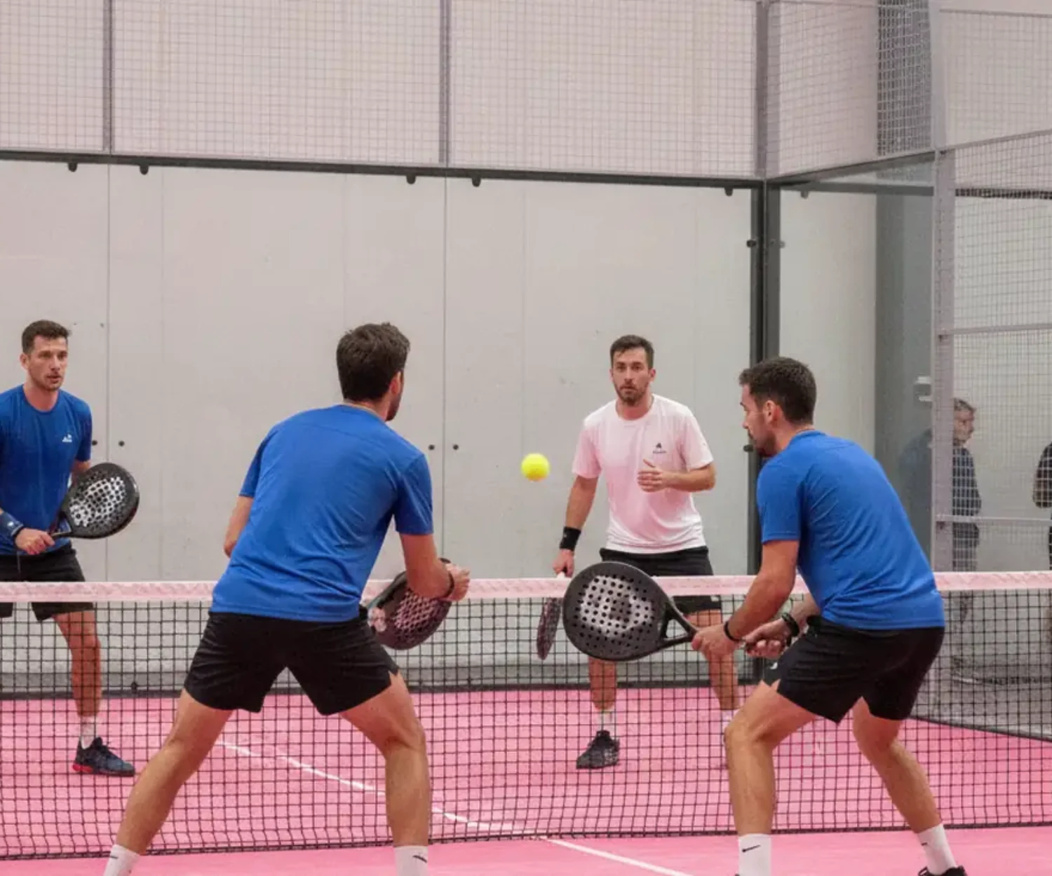 Points P100 padel : match de tournoi officiel en salle sur court rose