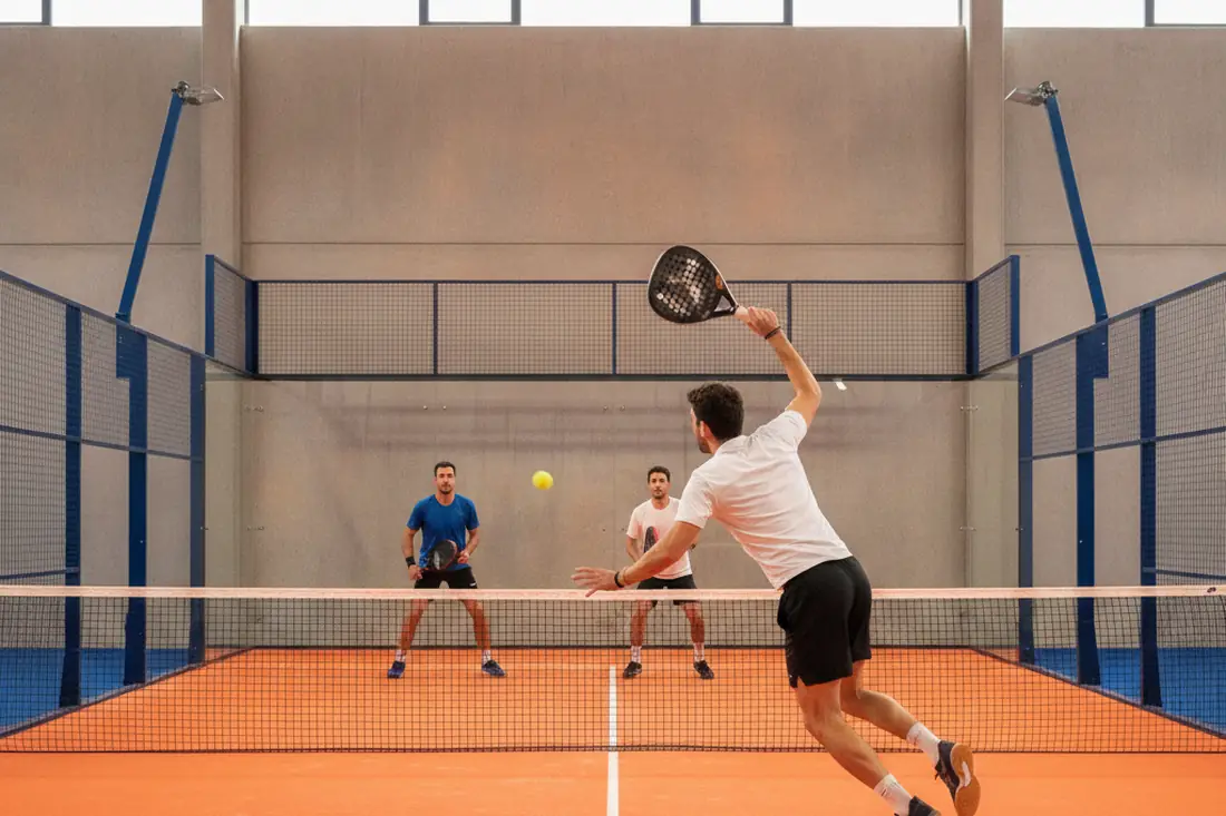 Joueur de niveau 5 frappant une bandeja lors d'un tournoi P100 de padel