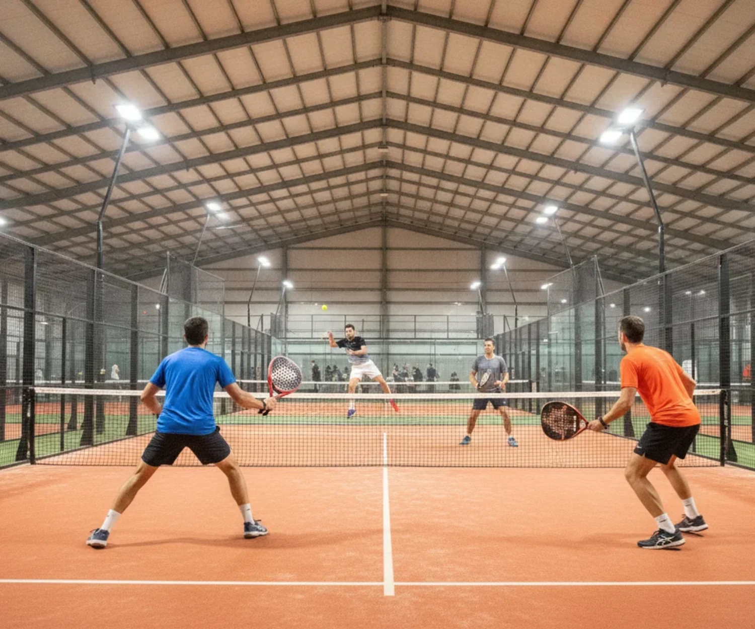 Match de padel indoor en double sur un court orange, illustration des points P1000
