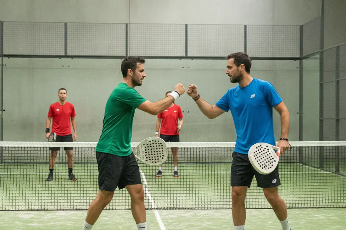 Paire de padel célébrant un point gagné en tournoi P250