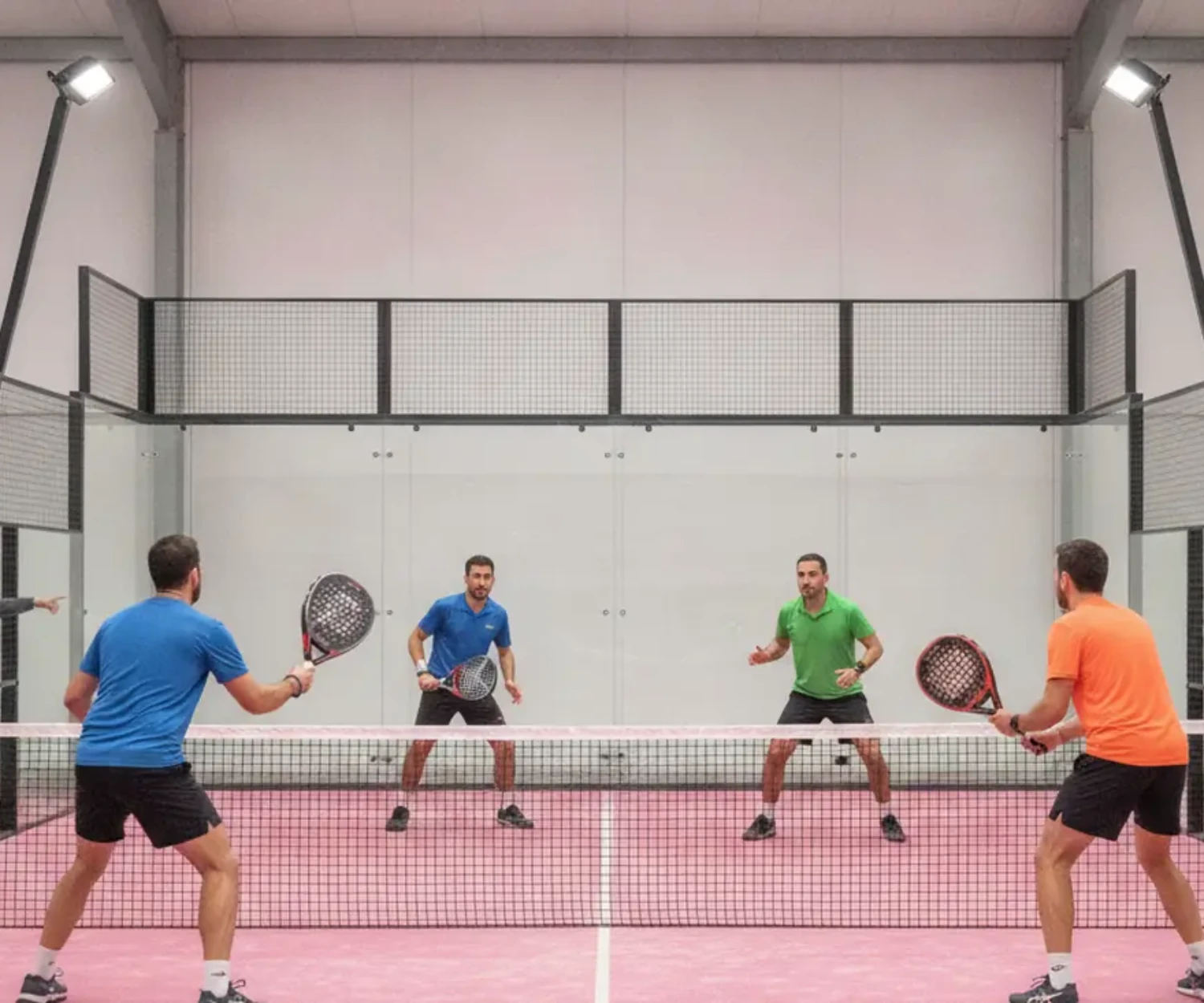 Tournoi P50 de padel en salle, deux paires en match sur court rose
