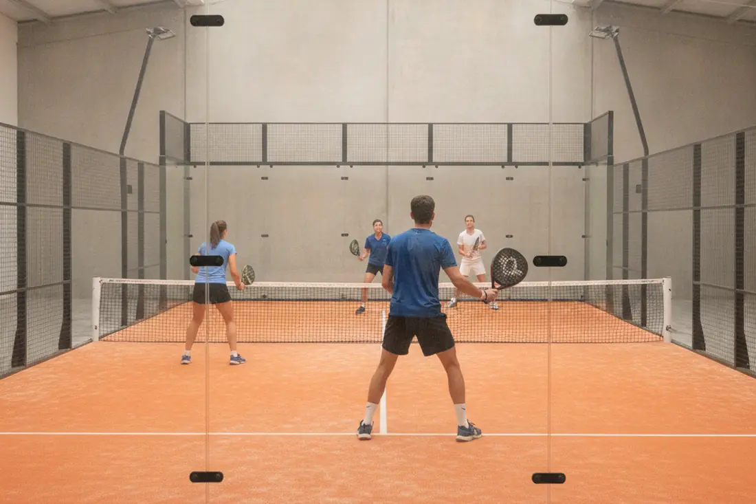 Joueur interm&eacute;diaire pr&eacute;parant un coup droit apr&egrave;s un rebond de vitre en tournoi P50