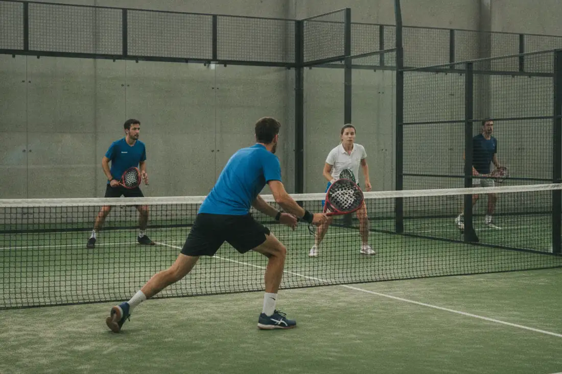 Joueur de padel montant au filet en tournoi, progression du P50 vers le P100