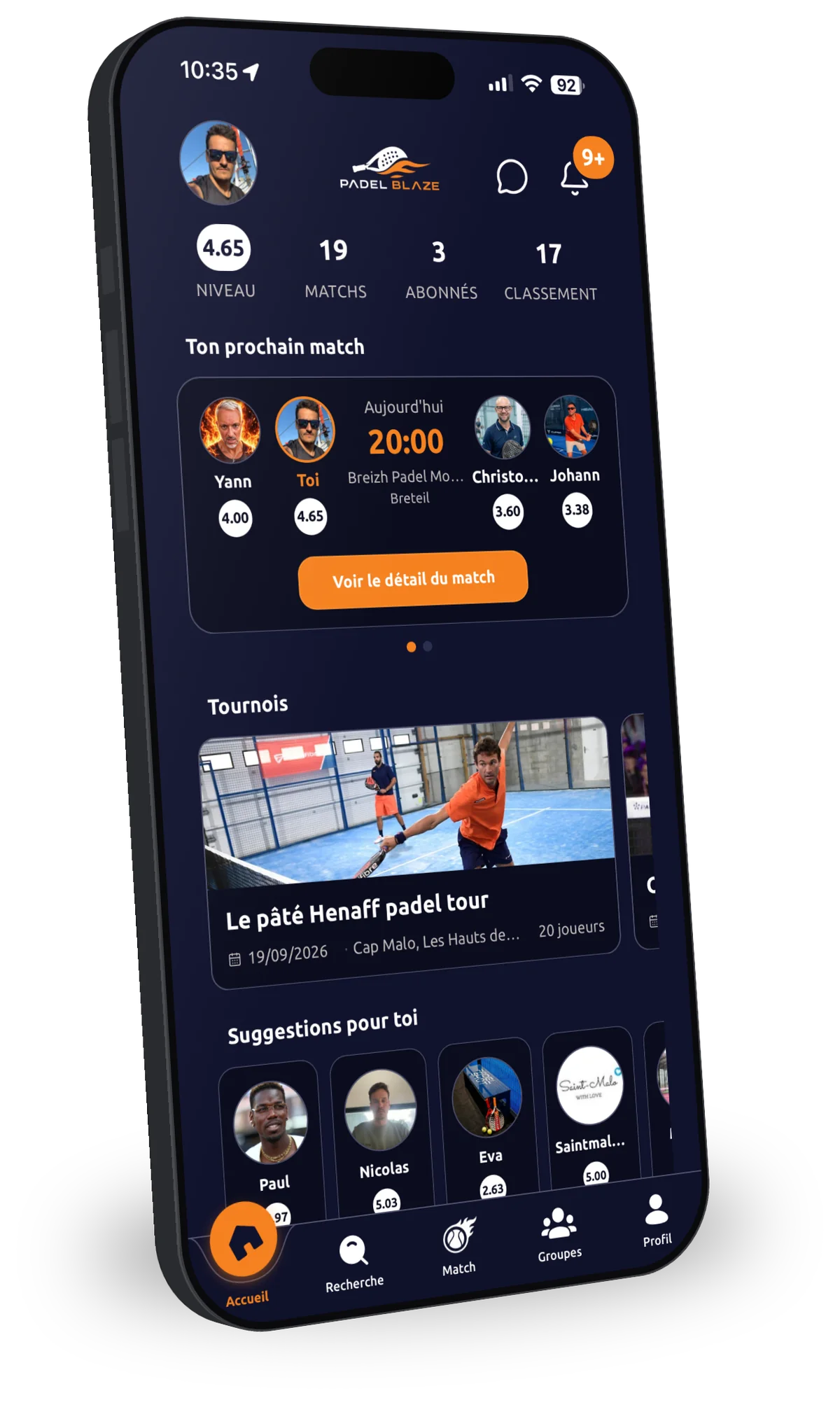 L'application Padel Blaze sur un iPhone vu de trois quarts : écran d'accueil avec le niveau, le prochain match, les tournois et les suggestions de joueurs