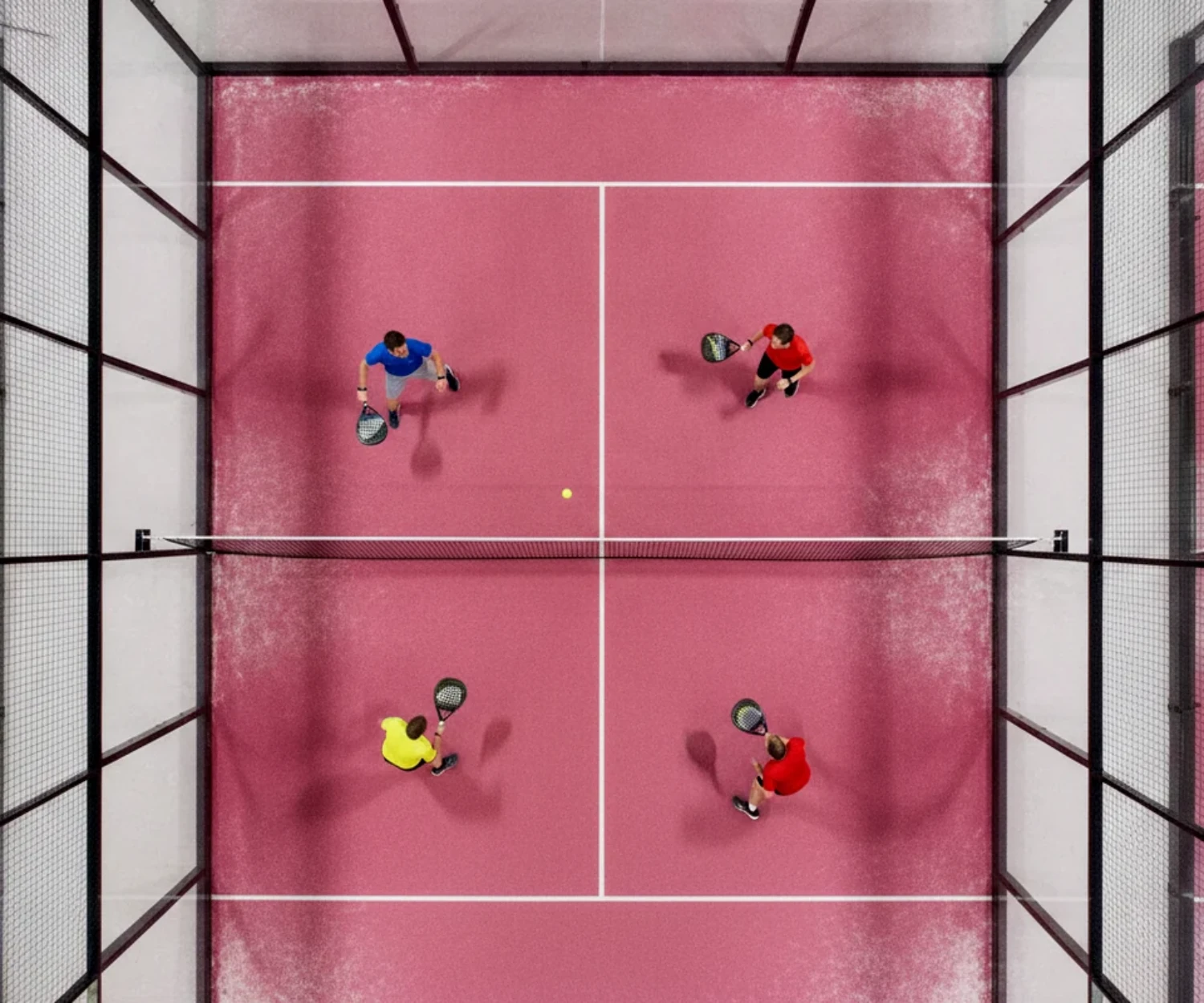 Court de padel à Rouen vu du plafond avec quatre joueurs en double