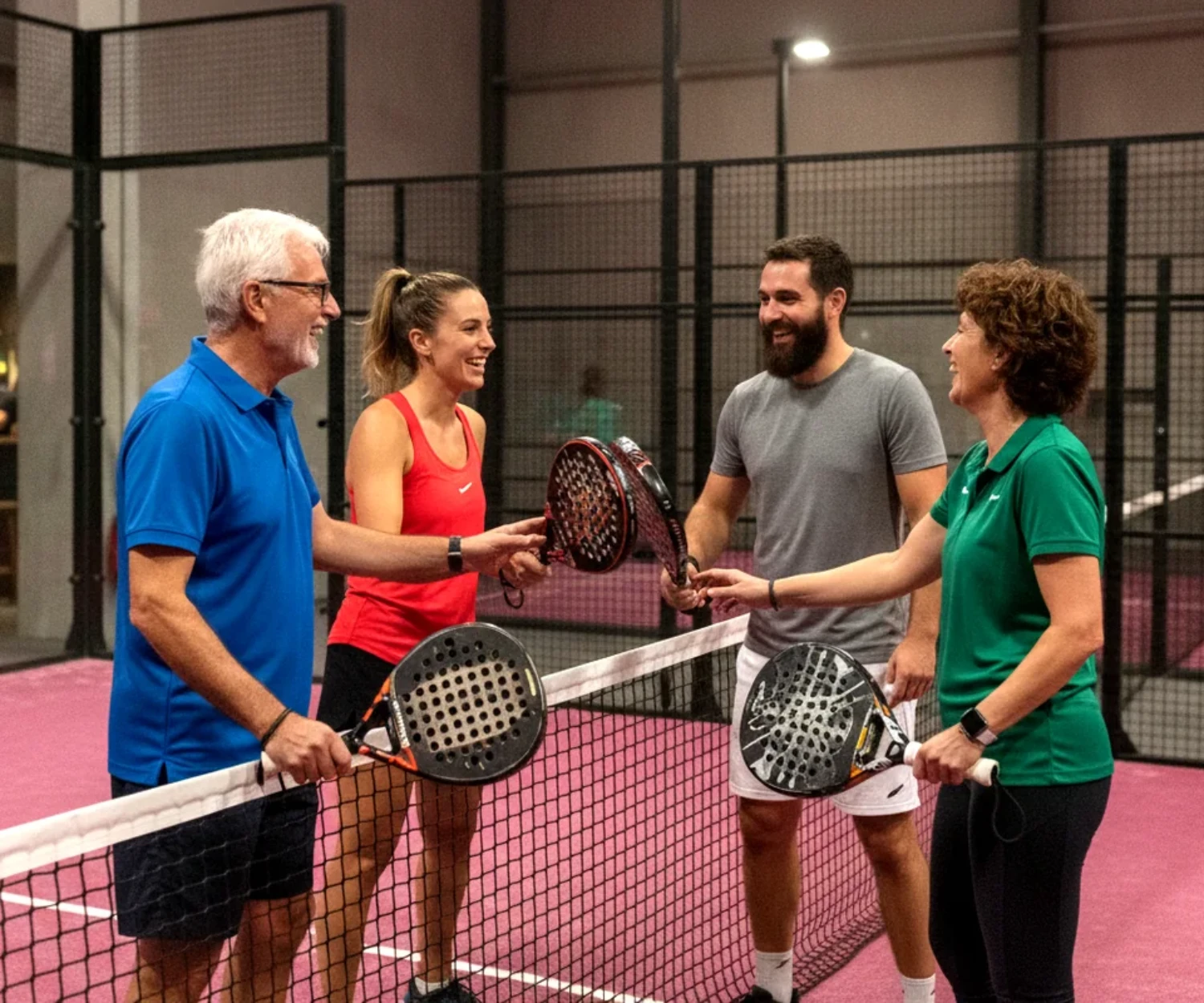 Quatre joueurs se tapent la raquette au filet après un match de padel à Saint-Malo